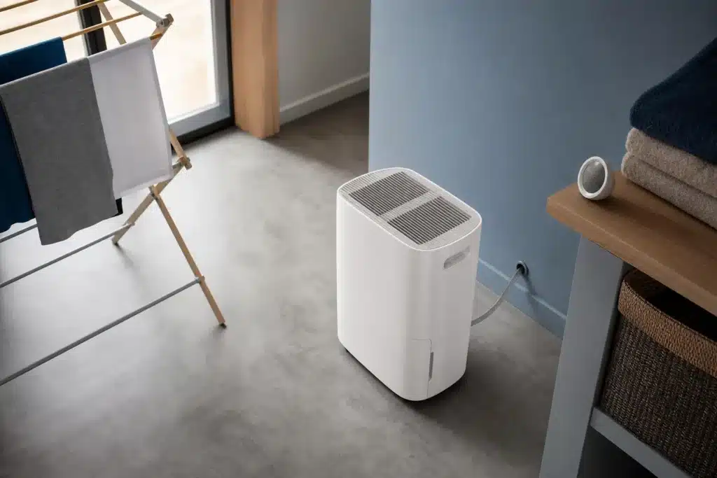 Buanderie aérée avec un déshumidificateur maison portable près d’un étendoir à linge